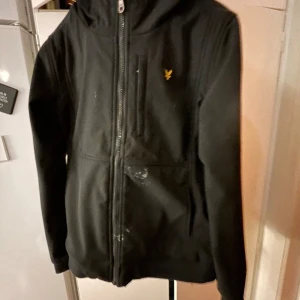Svart jacka från Lyle & Scott - Säljer en svart jacka från Lyle & scott säljer då jag ej använder den längre och för jag inte har tid att åka och köpa något medel som tar bort fläckarna.. får av priset 