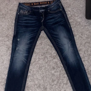 Rock Revival Jeans - Vintage jeans med slitningar mycket bra skick. Kom privat om du undrar något