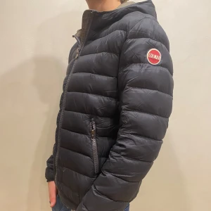 Colmar Jacka - Hej! Säljer nu min jacka från märket Colmar, storlek 46/S, bra skick modellen är 184cm och väger 70kg . Tveka inte på att höra av dig om du har frågor eller funderingar kring jackan!