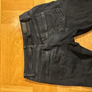 Mörkblå jeans från LTB - De populära jeansen från LTB i modellen valerie med klassisk femfick design. Dom är lågmidjade och bootcut. Midjemåttet är 38 cm, och innerbenslängden är 81 cm. Dom är mörkblå inte svarta!