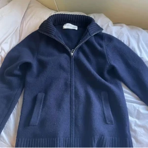 A days march stickad fullzip - Säljer om denna feta tröja som jag precis köpt av annan säljare på plick, var tyvärr för stor för mig därför väljer jag att sälja om den igen, bara provat den sen jag köpte den, skriv vid fler frågor