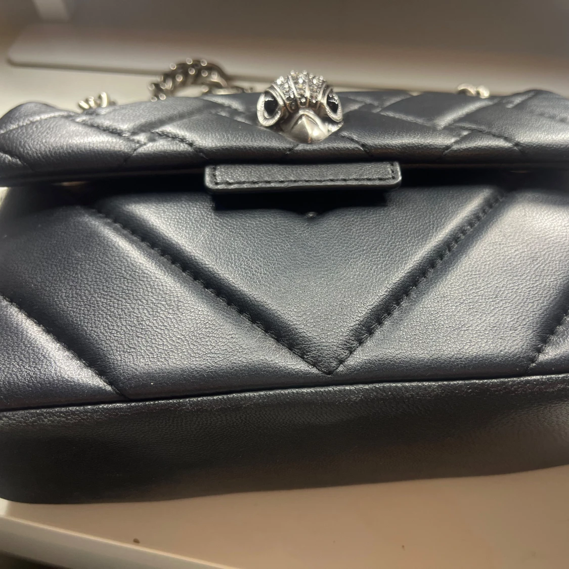 Svart mini axelväska från Kurt Geiger - 92