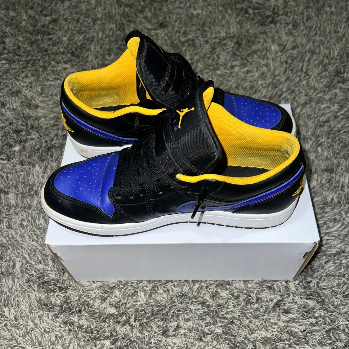 Nike Air Jordans i svart, blå och gul - 91