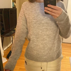 Grå stickad tröja från Vero Moda - Säljer en mysig grå stickad tröja från Vero Moda. Använd fåtal gånger men super skick! Skriv om ni har frågor🩵
