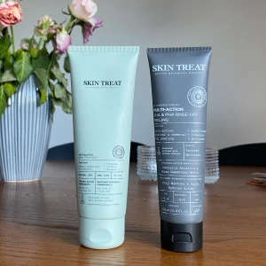 Hudvård från SKIN TREAT - Två hudvårdsprodukter från Skin Treat. Den ena är en multi-action peeling med AHA och PHA som exfolierar och återfuktar på 100ml. Den andra är en anti-blemish behandling med tea tree-olja som klargör och balanserar huden på 150ml. Båda produkterna är veganska och innehåller naturliga ingredienser.