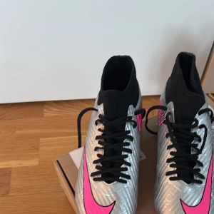 Fotbollsskor Nike mercurial - Säljer ett par sprillans nya fotbollsskor stl 37,5. Säljes pga för liten storlek. Inhandlade på Nike.com. Ny pris 1200kr. 