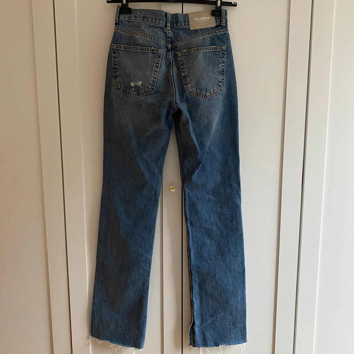 Blå jeans med slitningar från pull and bear - 90