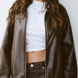 brun skinn bomber jacka ZARA - köpt i höstas (väldigt trendig på tiktok) men tyvärr ej  använts ❤️