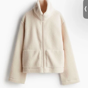 Beige teddyjacka med dragkedja - Mysig beige teddyjacka med dragkedja och hög krage. Jackan har bara används 1 gång, säljer då den inte var i min smak. Storlek M men passar S bra!