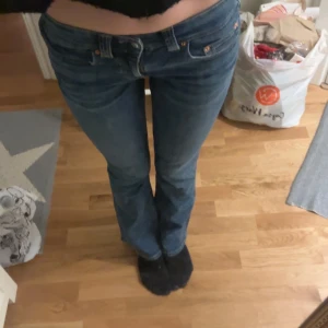 Blå bootcut jeans - Snygga blå bootcut jeans med låg midja i storlek 34 ifrån Gina tricot . Dom ser mycket mörkare ut på de sista bilderna. Innerbenslängden:80cm midjemåttet:34cm
