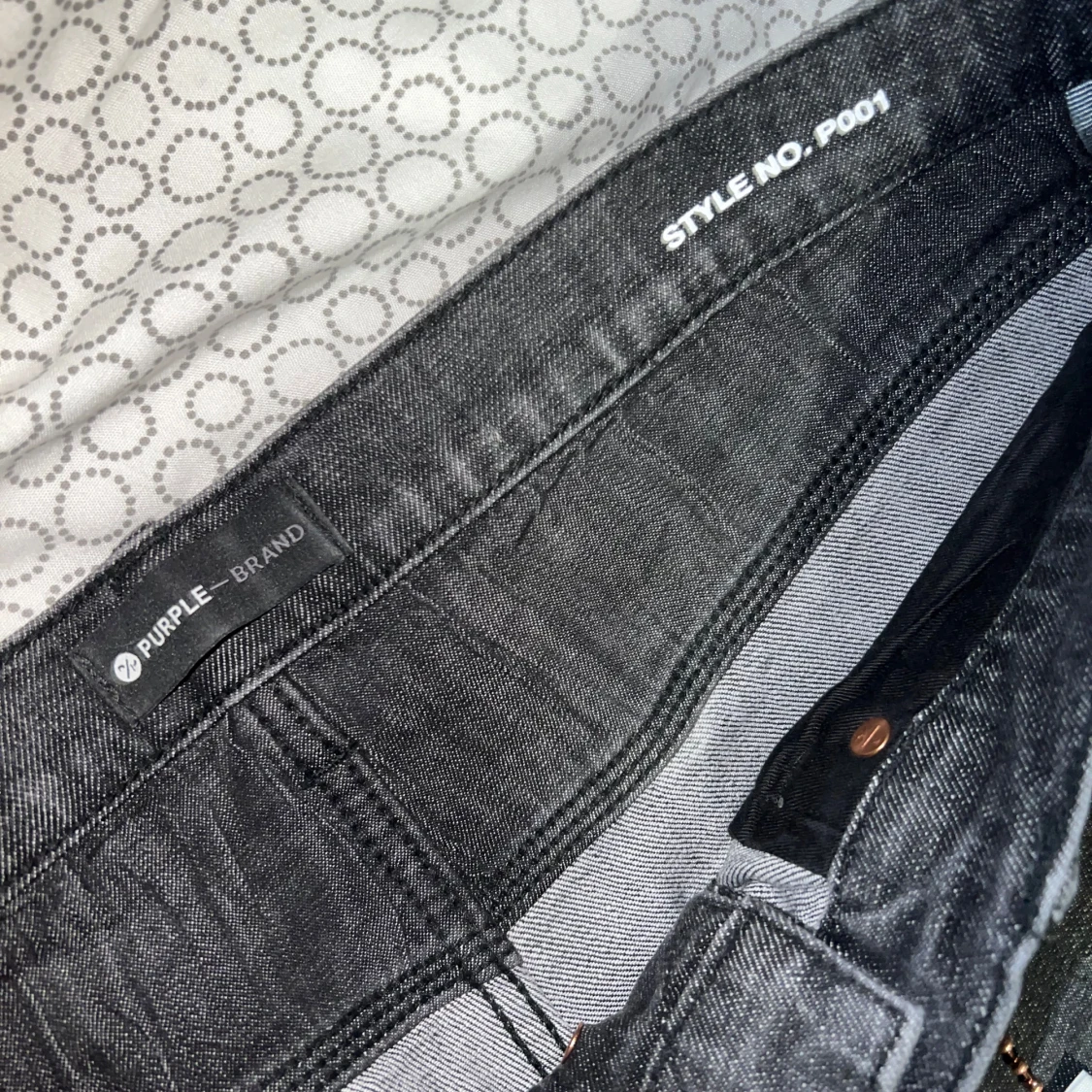 Svarta jeans med färgstänk från Purple - 92