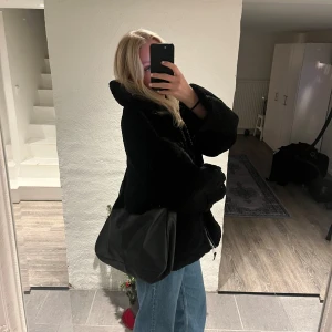 Svart väska - Svart väska med okänt märke. Fint skicka använd fåtal gånger. 