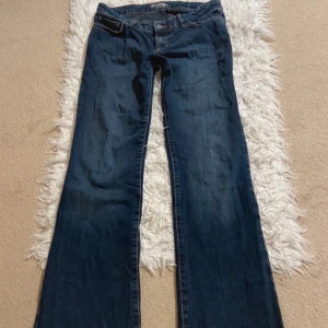 Blå jeans från Tommy Hilfiger - Snygga blå jeans vintage från Tommy Hilfiger Jeans, så snygga men säljer då dom är för stora, dom har inget slitage och är mid waisted❤️midjemått rakt över 39 cm och innebenslängd 84 cm