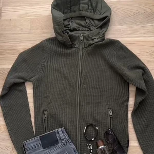 Cardigan - Olivgrön cardigan från Indicode | storlek M (passar 180-188 | nyskick | för mer info skriv privat!