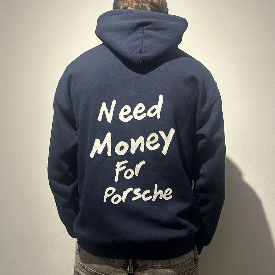 Mörkblå hoodie med text - 90