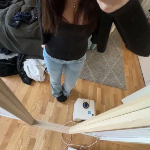 Ljusblå jeans - Säljer ett par ljusblå jeans med en avslappnad passform. De har en klassisk design med fem fickor och knappgylf. Perfekta för en casual look.