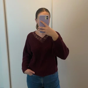 Stickad tröja - Stickad tröja från hm med spetsdetalj. Storlek xs men lite oversized 