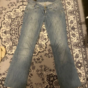 Low bootcut LEE jeans - Jätte snygga vintage lågmidjade lee jeans i bootcut i storlek 34-36! Köpta här på vinted men passade ej mig så bra så säljer vidare (aldrig använt). För mer info eller bilder så är det bara att skriva till mig!💘