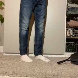 Replay Anbass - Säljer ett par blåa Replay Anbass, jeansen har en schysst mörkblå färg med slitningar här och där sen produktion. Jeansen är en ganska slim fit.      Storlek: W32 L32