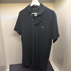 Piké C.P. Company - Piké från C.P. Skick: 6/10 (urtvättad). Nypris: 1399kr