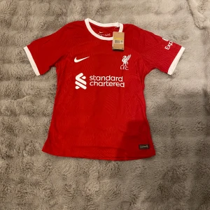 LIVERPOOL, SALAH - 300kr, kika in profilen för fler feta fotbollströjor😉