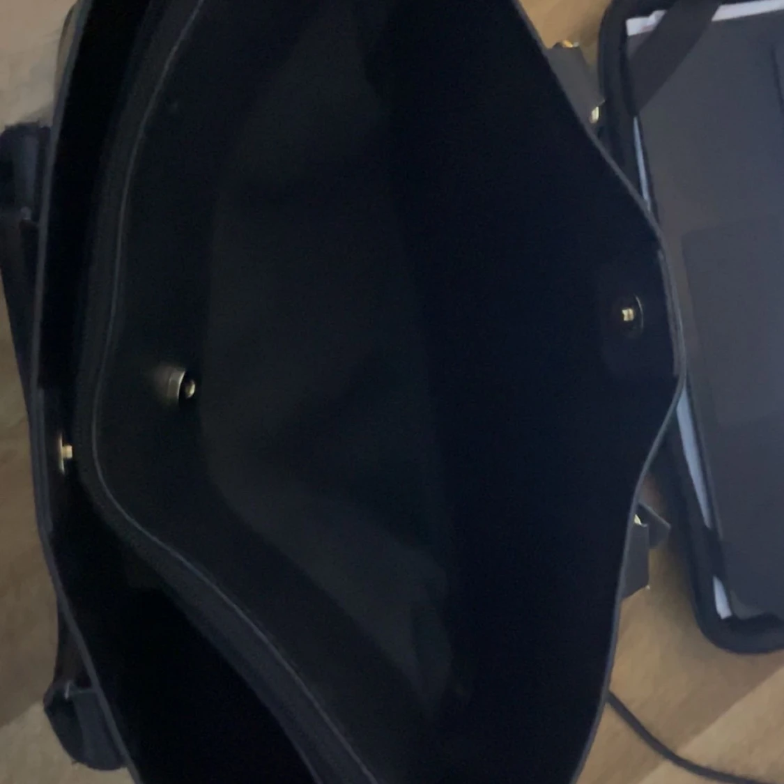 Svart axelväska med gulddetaljer - 2