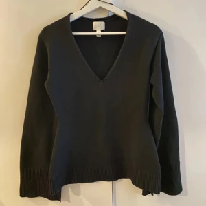 Figur stickad tröja - En figur stickad tröja från hm som tyvärr ej används då jag tycker att den sitter så som jag vill att den ska sitta på mig💗