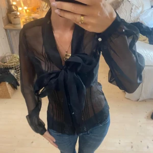 Superfin blus  - En lättare blus som är sparsamt använd, passar perfekt till middagar eller fest 💞