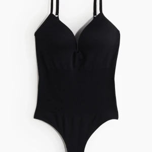 Svart body från H&M - Slutsåld. Svart body från H&M, aldrig använd, prislapp kvar. Storlek L