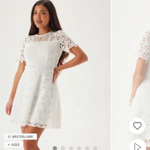 Vit spetsklänning - Charmig vit spetsklänning med korta ärmar och ett vackert blommönster. Klänningen har en rund hals och en figursydd passform som ger en elegant siluett. Perfekt för somriga tillfällen. Använd vid ett tillfälle, som ny!❤️