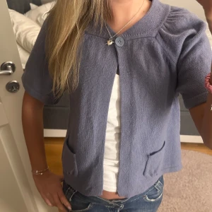 Kofta med korta ärmar - Säljer denna söta kofta med korta ärmar och med en knapp framtill. 