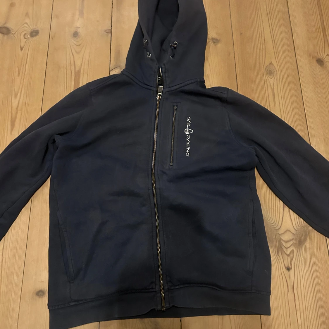Mörkblå hoodie från Sail Racing