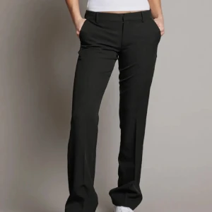 Low waist Kostymbyxor  - Lågmidjade helt nya kostymbyxor från bikbok modell vera (pris kan diskuteras)