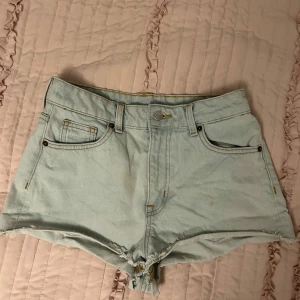 Ljusblå jeansshorts - Snygga ljusblå jeansshorts med  medel midja. 