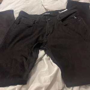 Svarta jeans från Replay -  Snygga svarta jeans från Replay i modellen Anbass. De har en klassisk femficksdesign och en bekväm passform. Perfekta för en stilren look. Skriv för mer info! 💕 