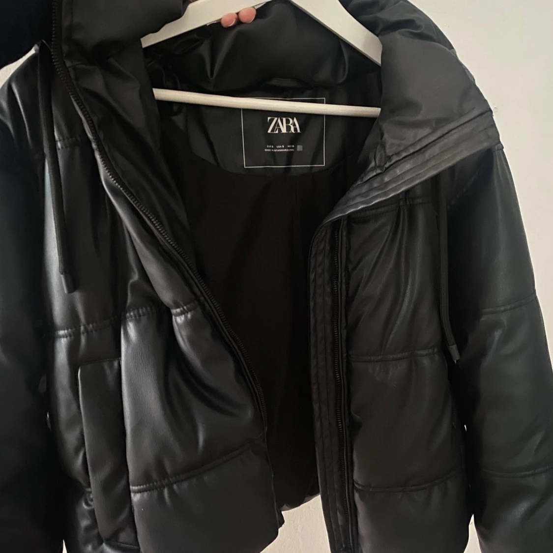 Svart pufferjacka från Zara - 1