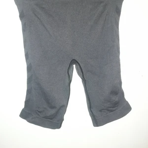 Grå träningsshorts från Hummel - Säljer ett par grå träningsshorts från Hummel. De är tillverkade i en mjuk och stretchig blandning av polyamid, polyester och elastan. Perfekta för träning med en bekväm passform och diskret mönsterdetalj på sidorna.