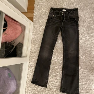 Svarta jeans från Gina Tricot - Snygga svarta jeans från Gina Tricot med en klassisk femficksdesign. De har en rak passform och är perfekta för en stilren look. Jeansen har en knapp- och dragkedjestängning framtill. Aldrig använda. Storlek 164. Skriv för fler bilder eller frågor💕