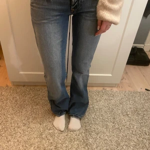 Lågmidjade bootcut jeans - Snygga blå bootcut jeans med klassisk femficksdesign. Perfekta för en avslappnad stil. De har en bekväm passform och är tillverkade i ett slitstarkt denimtyg.