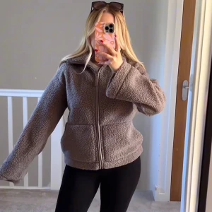 Populär slutsåld teddyjacka H&M - Aldrig använd endast testad, slutsåld på hemsidan, storlek M men lite oversized så skulle säga att den passar alla mellan XS-M