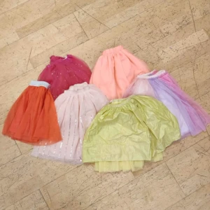sex st kawaii kjolar strl 134/140 - du får alla sex för 150 kr! använda men i gott skick.