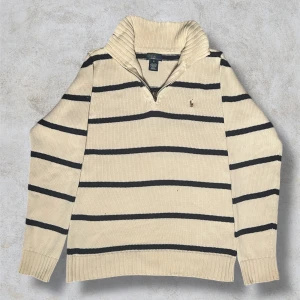 Polo Ralph Lauren Quarter zip/ Half Zip - Creme färgad Polo Ralph Lauren quarter zip/ half zip Storlek XL Mycket fint skick  Köp den nu via köp nu funktionen innan någon annan hinner före💸  Postar alltid inom 24h📦  Tveka inte att höra av dig om du har frågor🧐  Lägg ett prisförslag om du tycker det är för dyrt💸  Kolla min profil för andra fina kläder🛍️