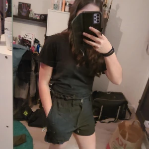 Svarta shorts med dragkedja - Snygga svarta shorts med dragkedja framtill. Perfekta för en avslappnad stil. De har en bekväm passform och är lätta att matcha med olika toppar.