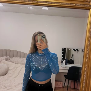 Blå glittrig croppad topp - Snygg blå croppad topp i mesh. Den glittrar supermycket i verkligheten mot lampor, fått så mycket komplimanger i denna💙