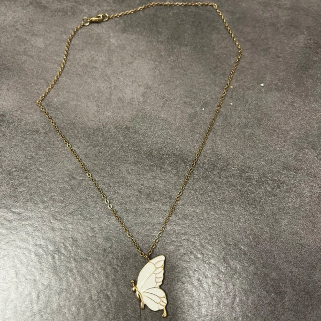 Guldhalsband med fjärilshänge