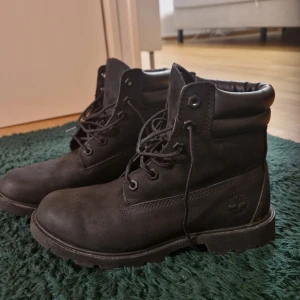 Svarta boots från Timberland - Säljer ett par svarta Timberland boots i skinn med snörning. Perfekta för höst och vinter med robust sula för bra grepp. Klassisk design som passar till många stilar. Använda 2 gånger. Tyvärr för stora för mig.