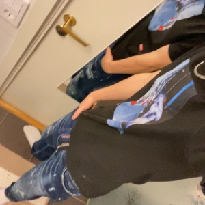 Mörka blåa jeans från dsqaured2 - Snygga mörkblå jeans från Dsquared2 med slitna detaljer och en cool dragkedja framtill. Perfekta för en avslappnad stil med en touch av edge. Märkeslogga synlig vid dragkedjan.                                 Kan gå ner i pris vid snabb affär  storlek 35/33 men är  små i storleken 
