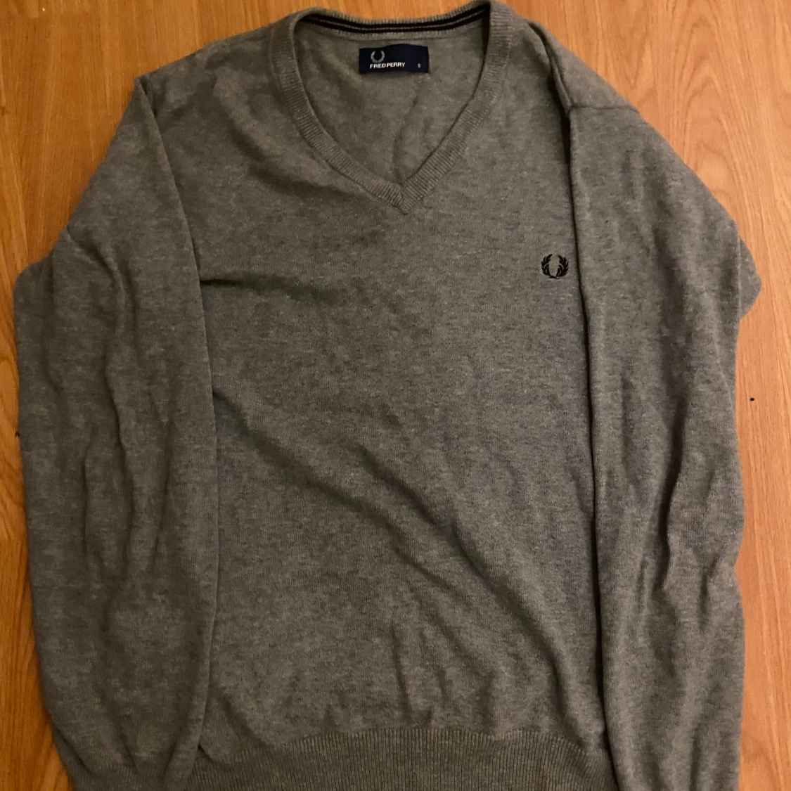 Grå tröja från Fred Perry