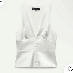 Vit v-ringad topp från Zara - Snygg guldig/begie korsett topp från Zara, aldrig använd och prislappen är på!!