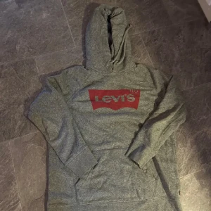 grå hoodie levis - supermjuk o skön, ganska lång o huvan lote tajt